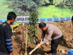 Polda Jateng tanam tanaman buah di hutan Ungaran Timur