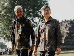 Ganjar Temani Kaisar Jepang Naruhito Keliling Candi  Borobudur