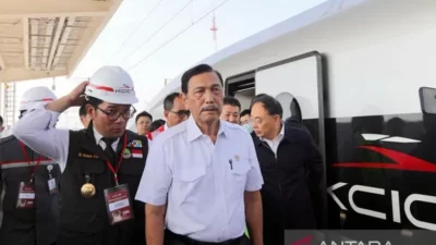 Luhut uji coba tumpangi Kereta Cepat dengan kecepatan maksimum 385 km/jam