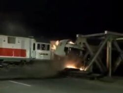 BREAKING NEWS Kereta Api Tabrak Truk Trailer di Kota Semarang